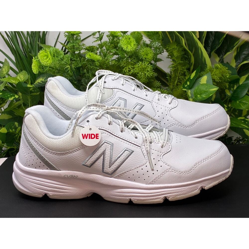 New balance, white sneakers, wide size 9 1/2 NWT MSRP 69
